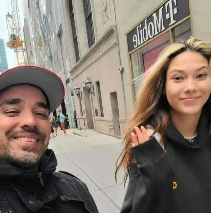 谷爱凌现在追求金发造型，这样更像美国人，似乎忘了小时候的黑发才更像中国人 