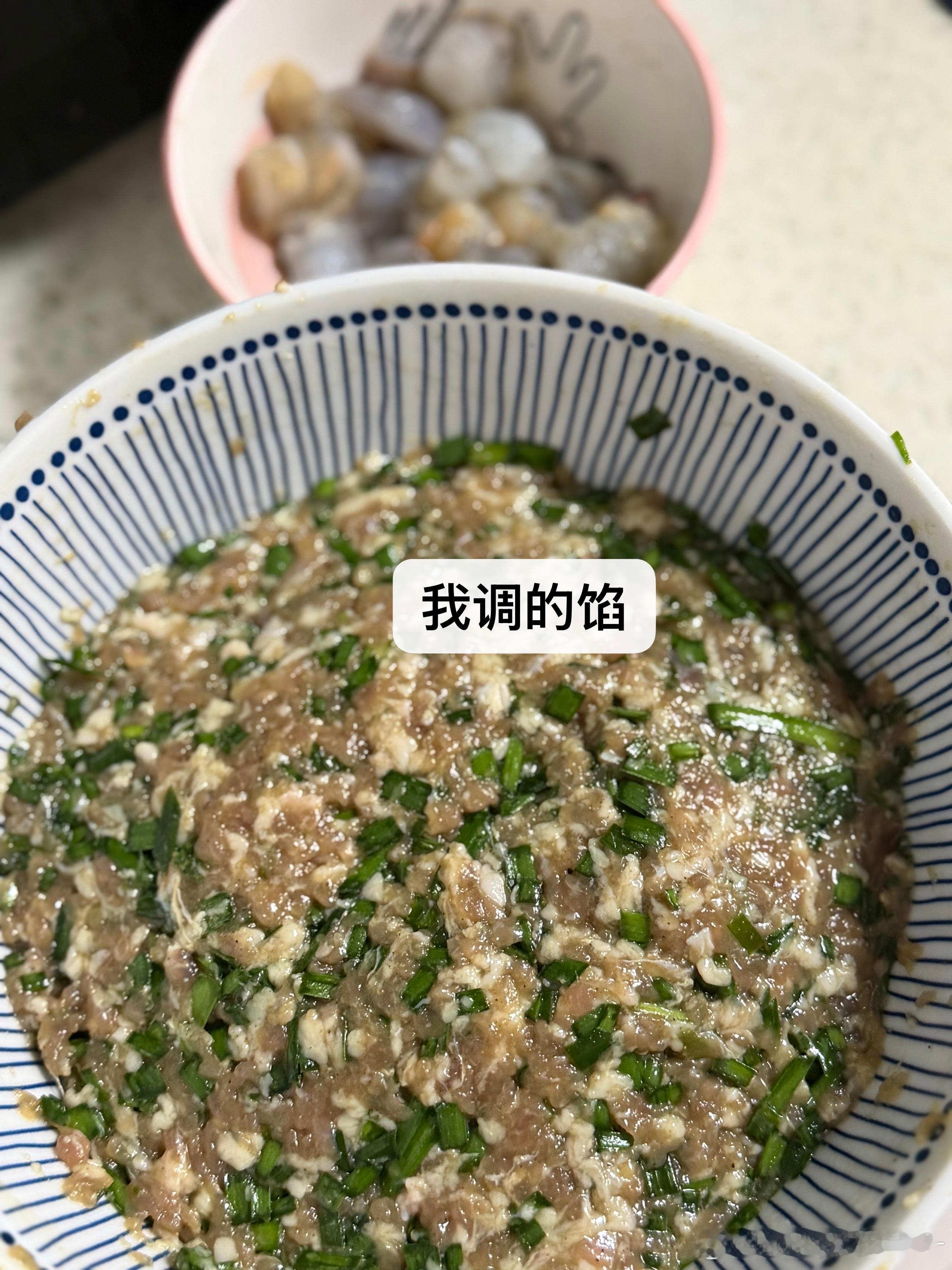 我弄馅，老公一只手活的面，弄完蒸了一部分，这会又陪他来参加大学同学聚会了。 