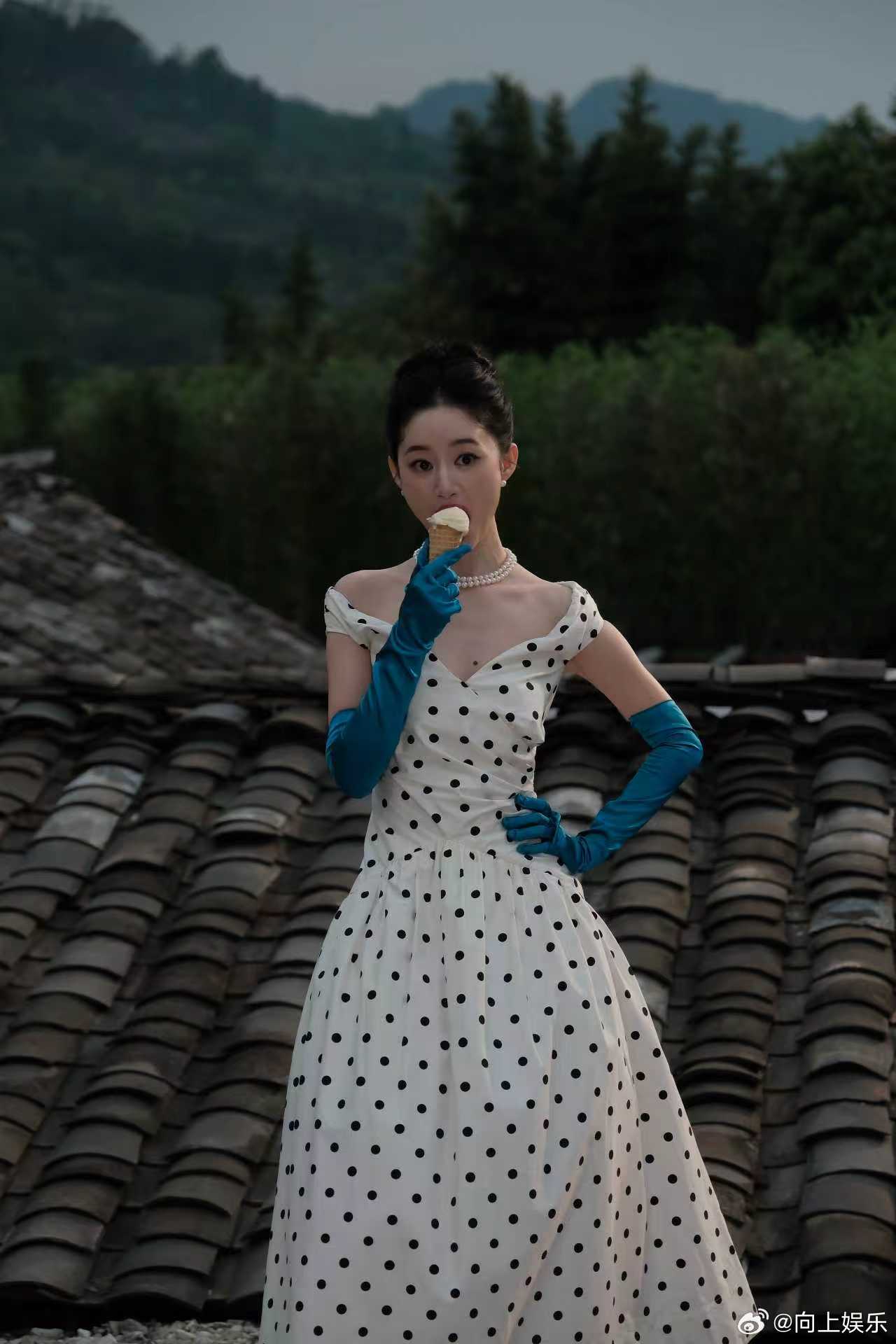 郭晓婷波点女郎  郭晓婷波点女郎V领波点连衣裙＋公主盘发，是俏皮可爱的波点女郎呀