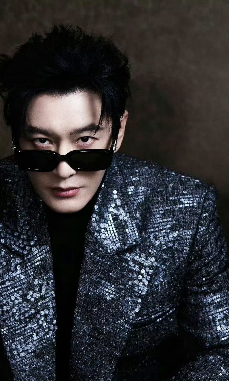 黄晓明亮片流苏战袍谁懂啊！黄晓明这一身黑银亮片流苏战袍直接封神！复古腔调碰撞摩登