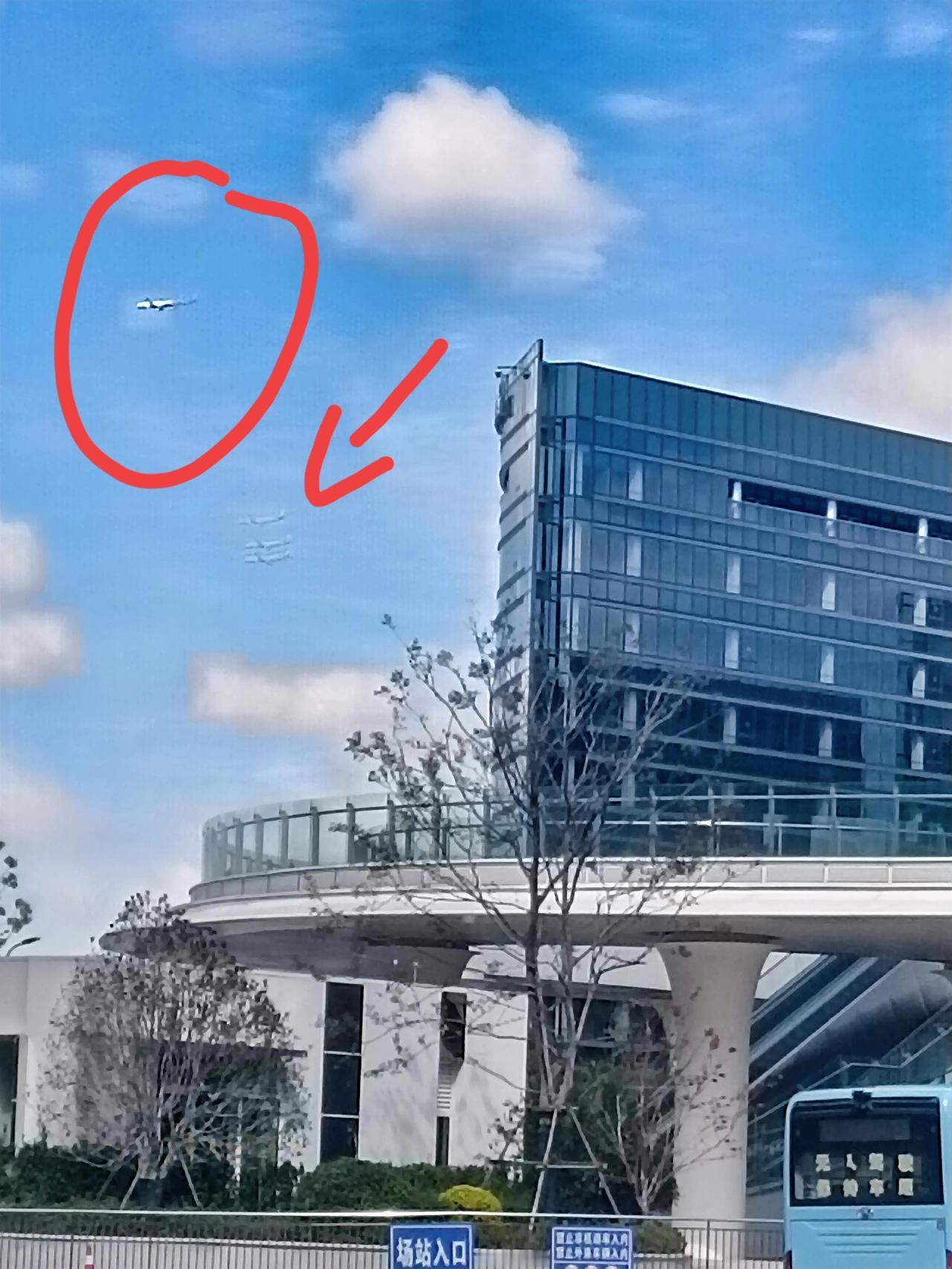 路人不经意间拍下空中诡异一幕，至今仍无法解释。
有路人爆料，前日在前往临港大道天