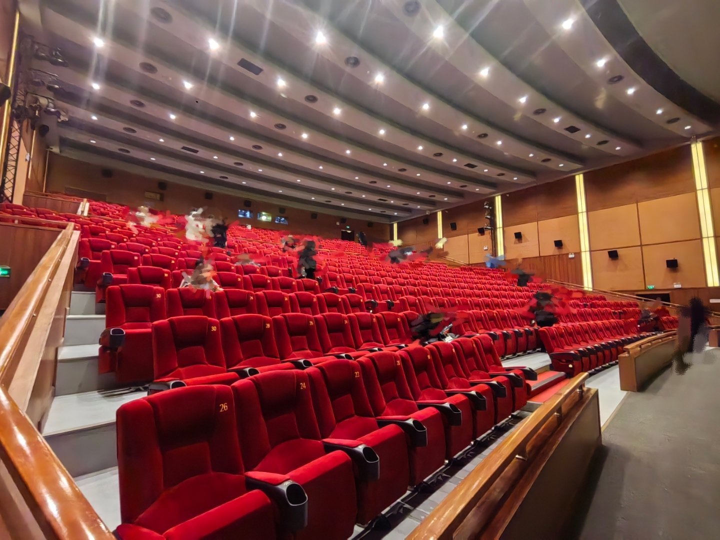 虽然我不知道你未来会是谁， 但我们曾经都是历史中的一具尸骨，此刻，你正在银幕的外