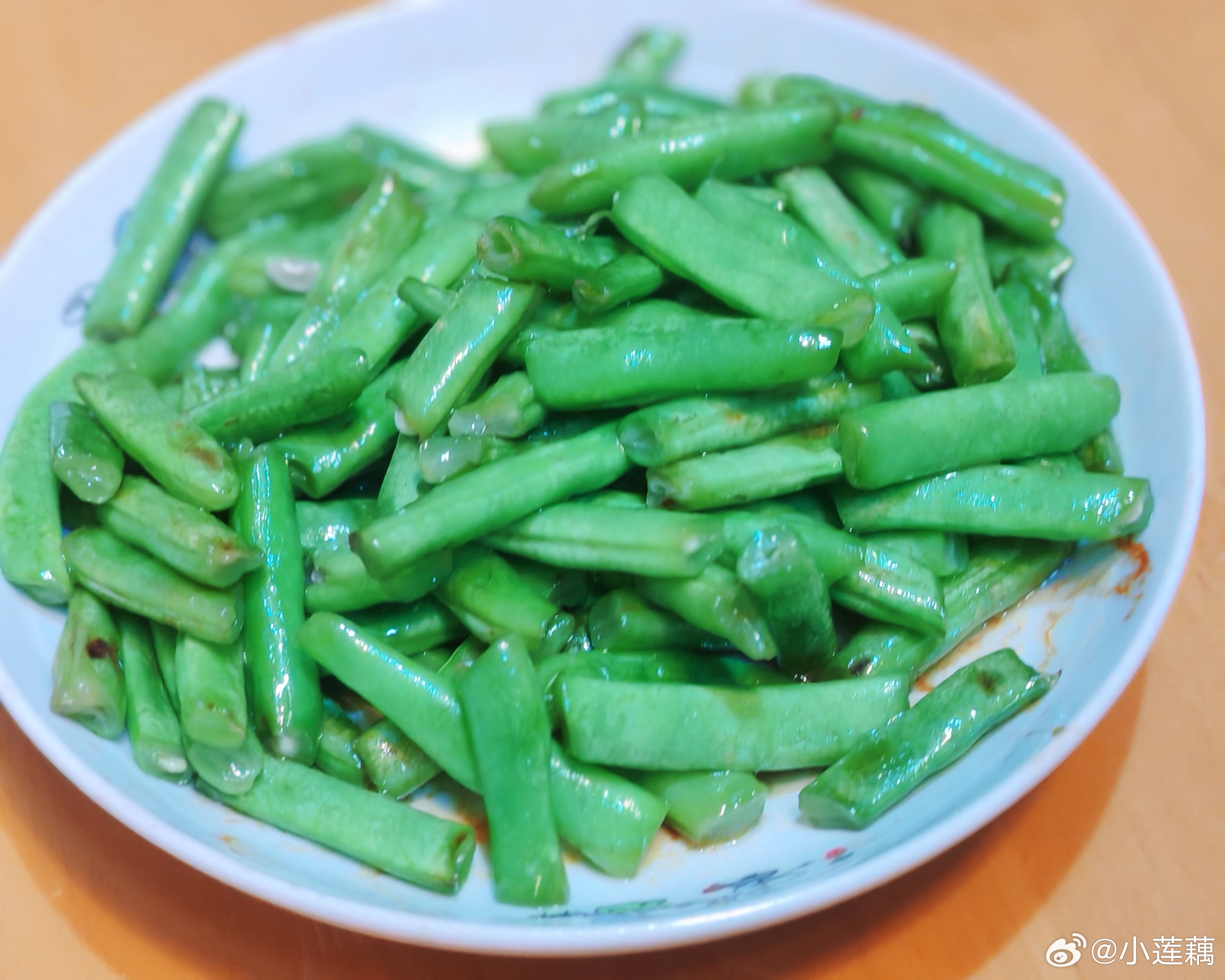 今晚的菜：炒四季豆、红烧猪尾巴、冬瓜汤，昨晚买的黄豆酱烧猪尾巴正好用上，满满的胶