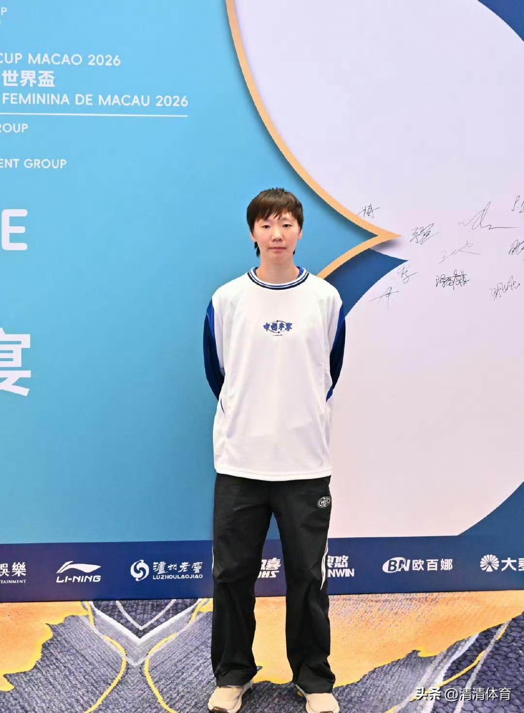 王曼昱·2026澳门乒乓球世界杯欢迎晚宴📸
 
王曼昱身着白蓝拼接上衣，搭配黑