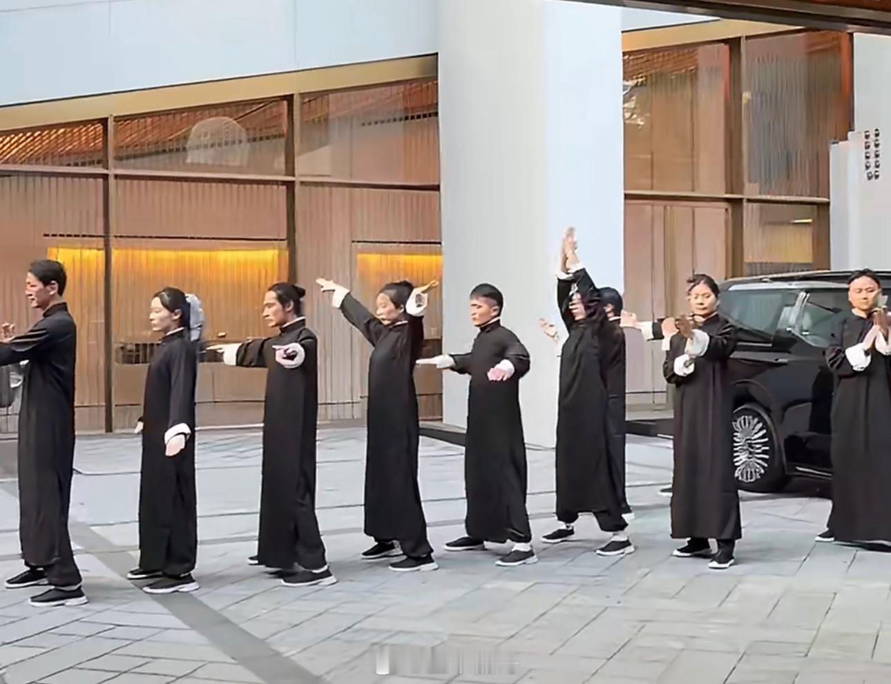 甄子丹获荣誉博士后首次公开露面甄子丹获荣誉博士后依旧气场十足，现场咏春场面热血震