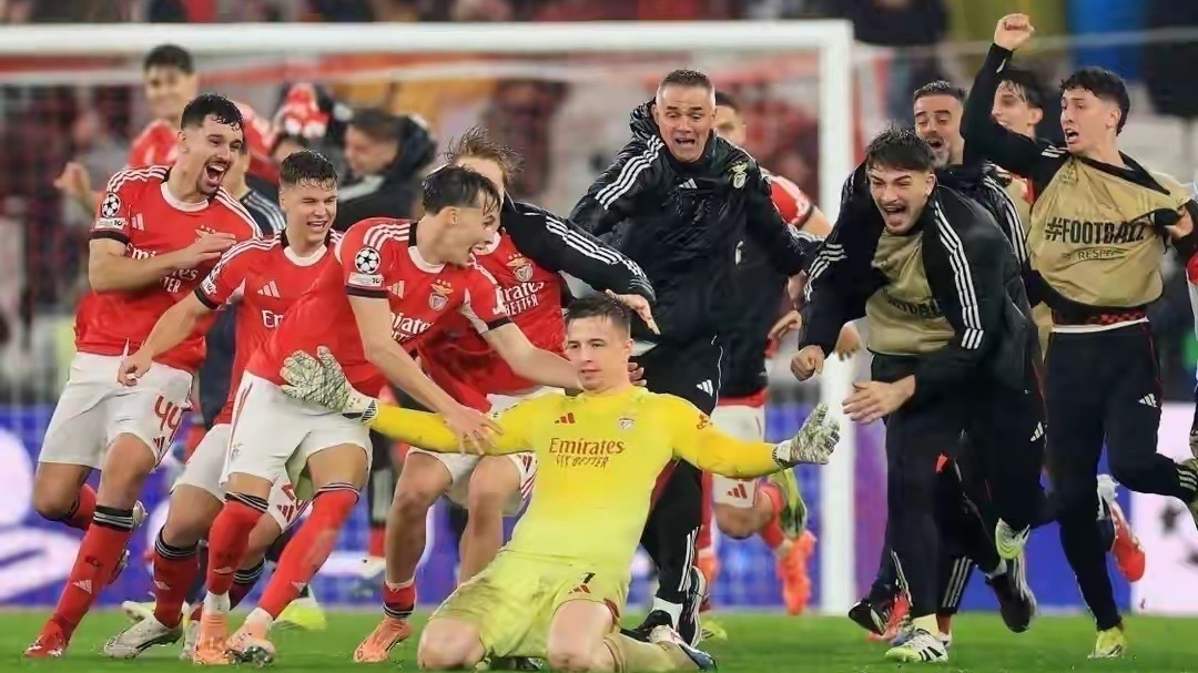 欧冠联赛阶段收官，巴萨4-1取胜顺利晋级16强，皇马则以2-4不敌本菲卡，从赛前