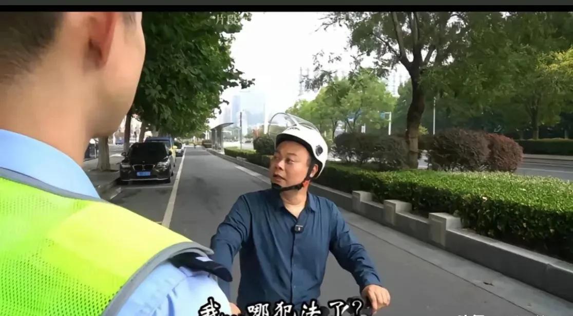 “蚕”醉街头，交警叔叔来“捉虫”！
哎呦喂，这听风的蚕，不老实在家更新，偏要上街