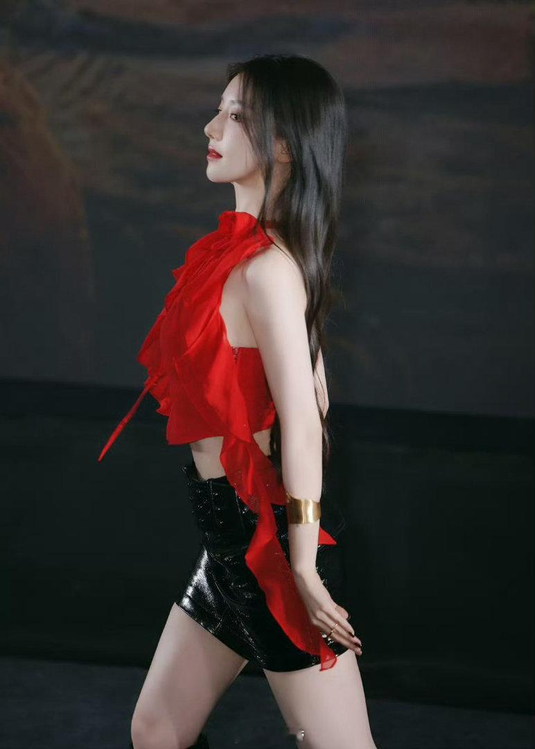 谁教王鹤润这么剪辑的这么真诚又努力的姐姐谁能不爱，兼顾拍戏与宣传，多线发力用心推