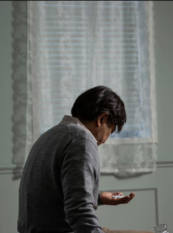 他42岁还年轻，直到我闻到'老人味'——我对他说了句话，网友吵翻了

"他血压1