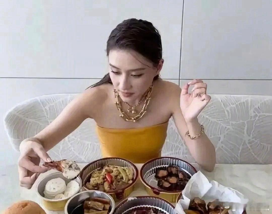 富二代何超莲的下午茶，贫穷真的限制了我们的想象 