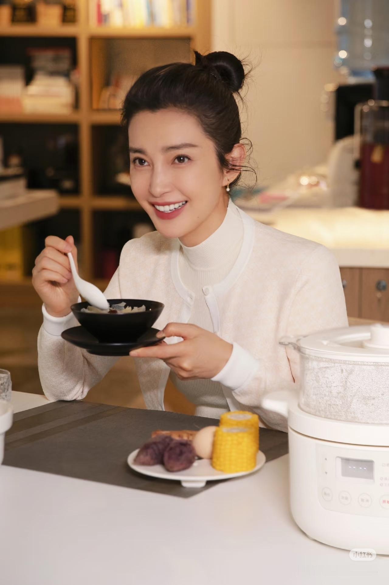53岁的李冰冰至今还是单身。 李冰冰前前后后经历过四段认真投入的感情，每段都因为