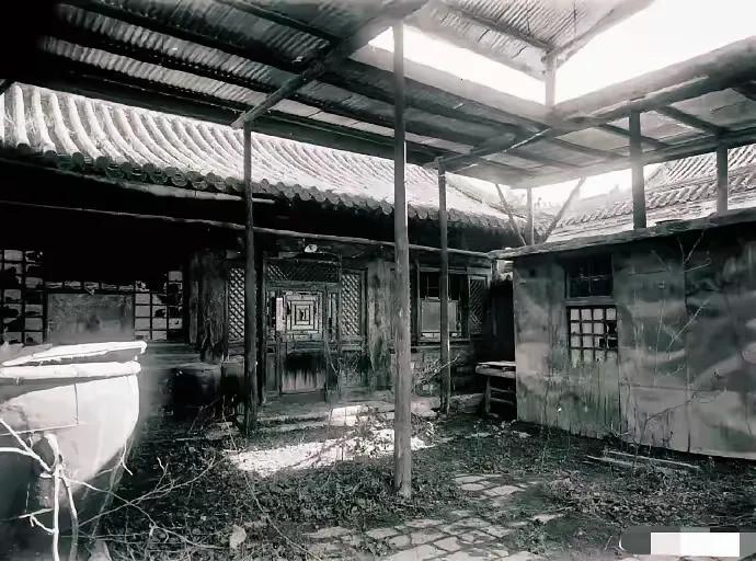 1924年清朝的御膳房，沉寂了十三年的皇室专用厨房，早已落满了灰尘，终归淹没在历