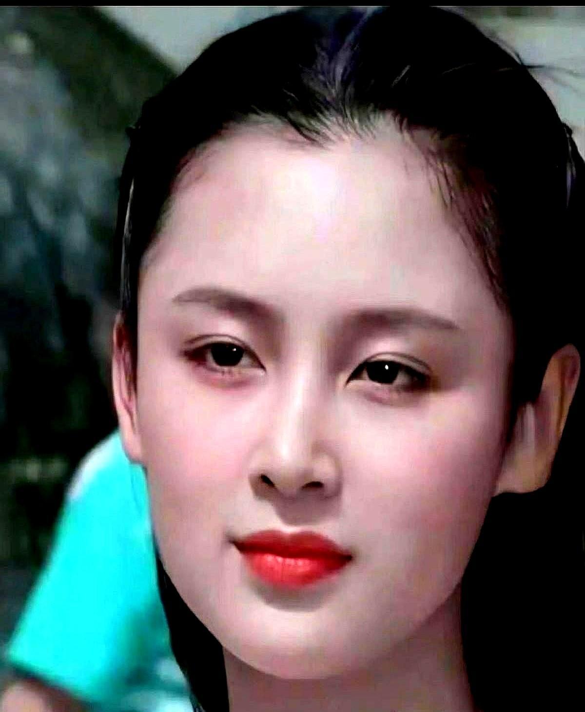 50岁，化妆镜砸了，办公桌立起来了。
没戏拍？
那就拍别人。
《长津湖》《志愿军
