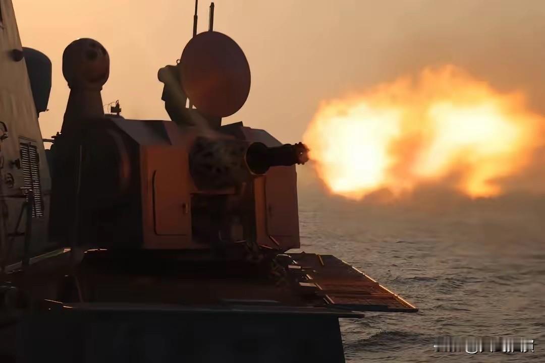 一觉醒来猛烈交火！美军仓皇而逃，伊朗成功解救商船，局势升级或影响停火和谈判

中