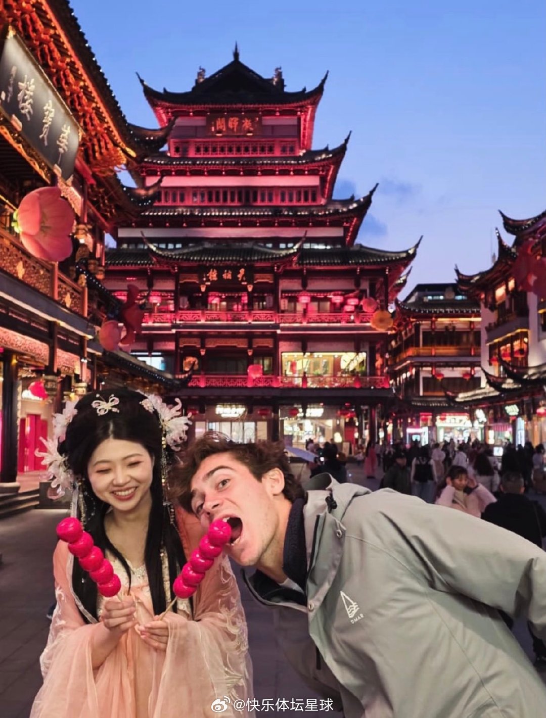 托儿～看来心情不错都说冰糖葫芦儿甜可甜里面它透着那酸糖葫芦好看它竹签儿穿象征幸福