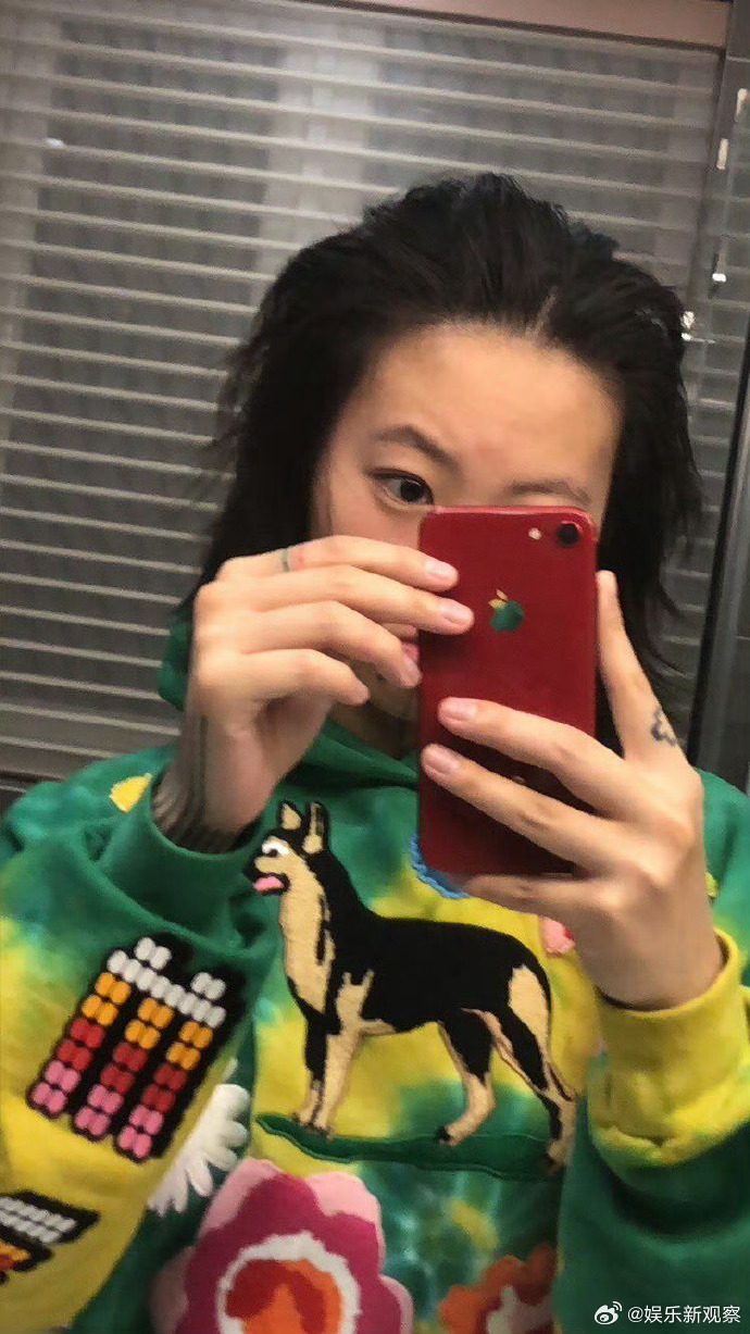  长沙街头暖心一幕，窦靖童悠然嗦粉，松弛状态拉满，坐等她的舞台歌声窦靖童长沙街头