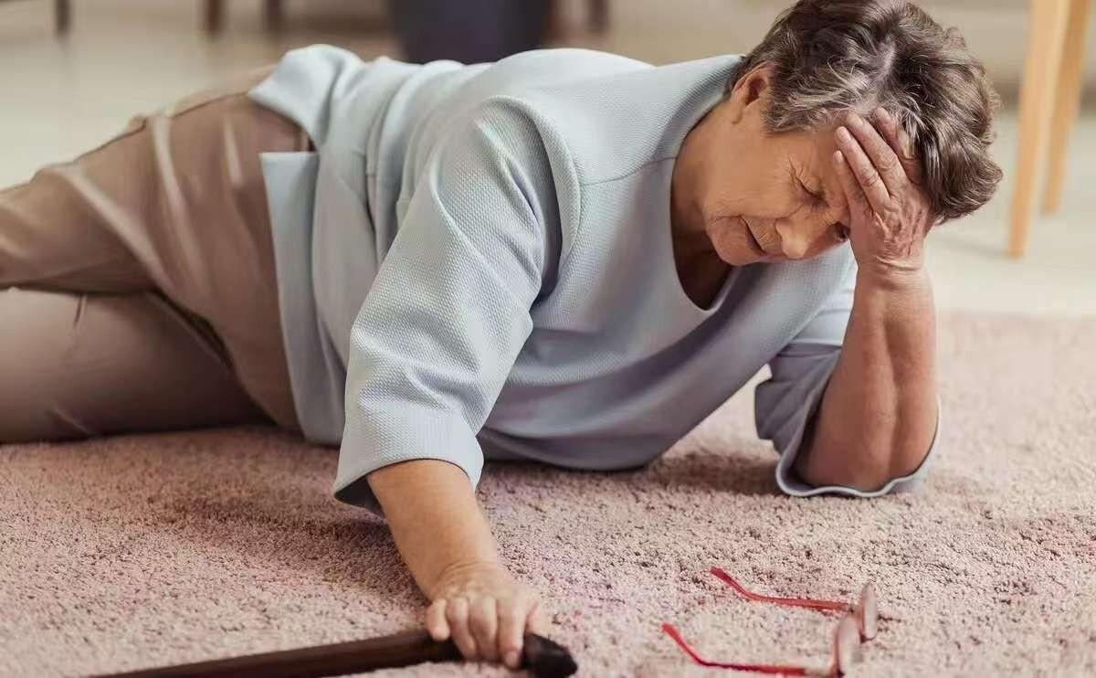 医生调查发现：老年人一旦做过白内障手术，这7件事就别再做了

不少老人做完白内障