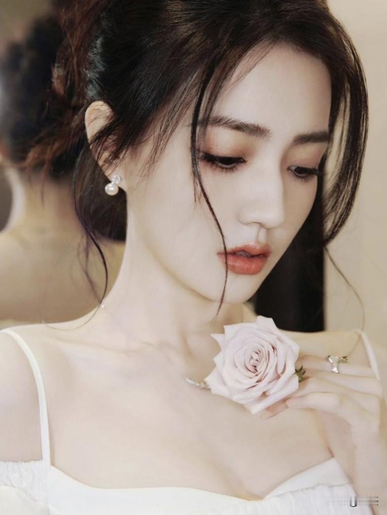 徐璐真的是美若天仙！她优雅低垂的样子，像极了一朵温柔的玫瑰，那动人的眼眸仿佛藏着