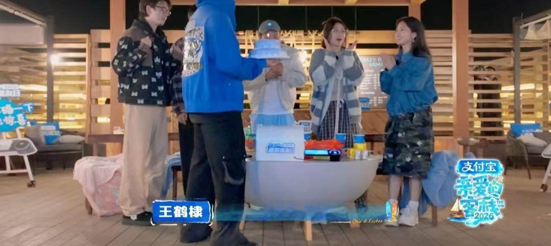 曝王鹤棣给沈月准备蛋糕王鹤棣给沈月准备蛋糕，而且是由他本人主导想到的，这样有仪式