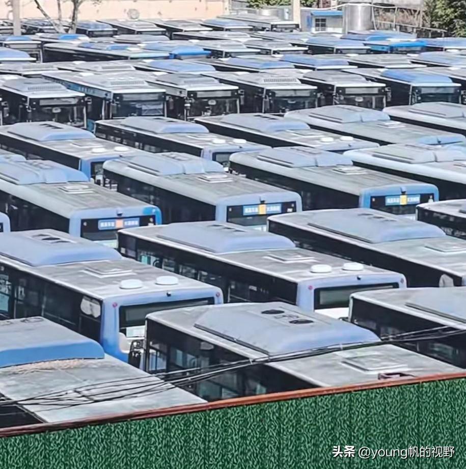 有网友在东莞道窖这边的一处停车场旁，看见里面停了大量的新能源公交车。从现场环境来
