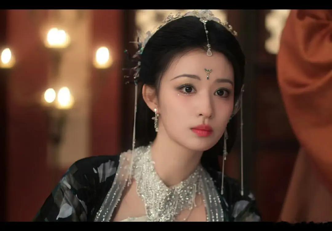 这雷霆妆造，看起来有点儿劣质啊