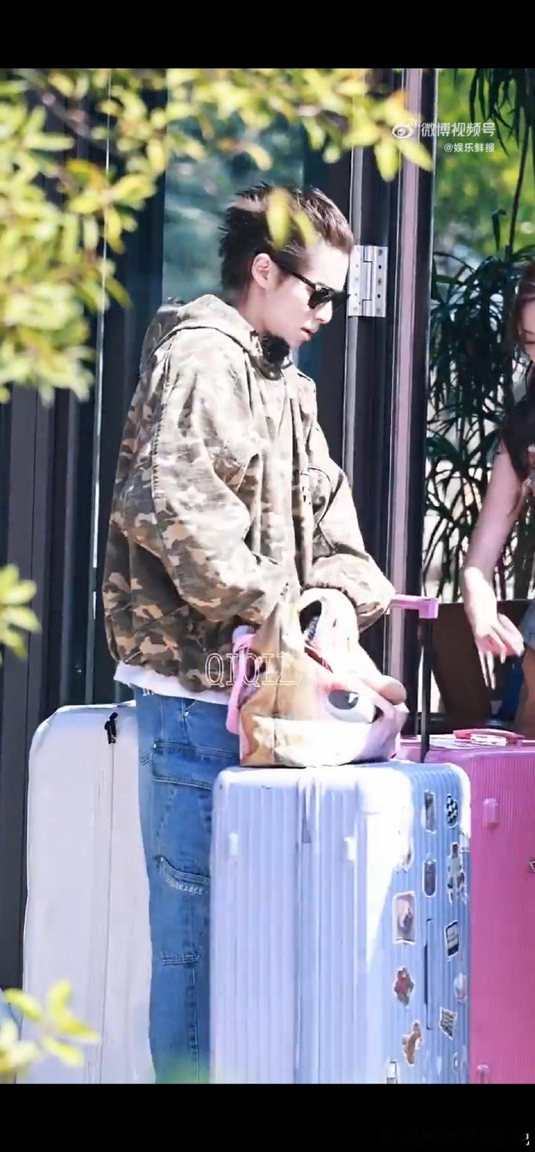王鹤棣帮女生拎行李箱王鹤棣拎两个行李箱骨子里的善良藏不住！他帮着拎两个行李箱的样