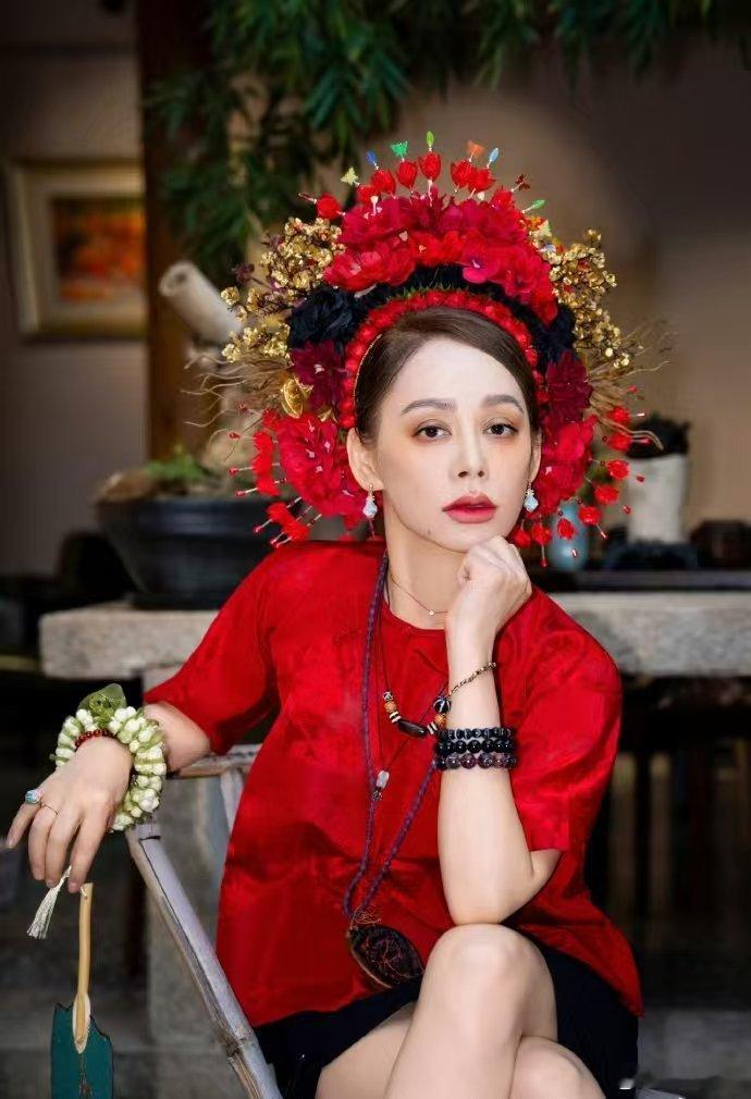  宁静上一次簪花还是穆桂英 看参与一路繁花 2泉州录制的簪花造型，红衣繁花加身，