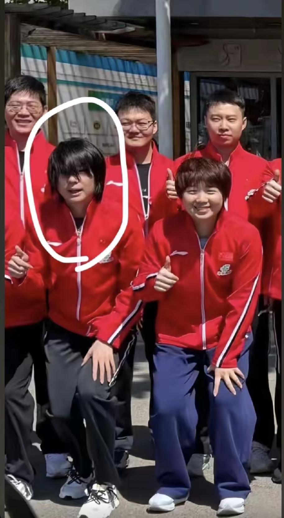 好好的大美女，硬生生被摄影师的不负责拉低颜值，真的太让人无语了！
 
陈熠本身颜