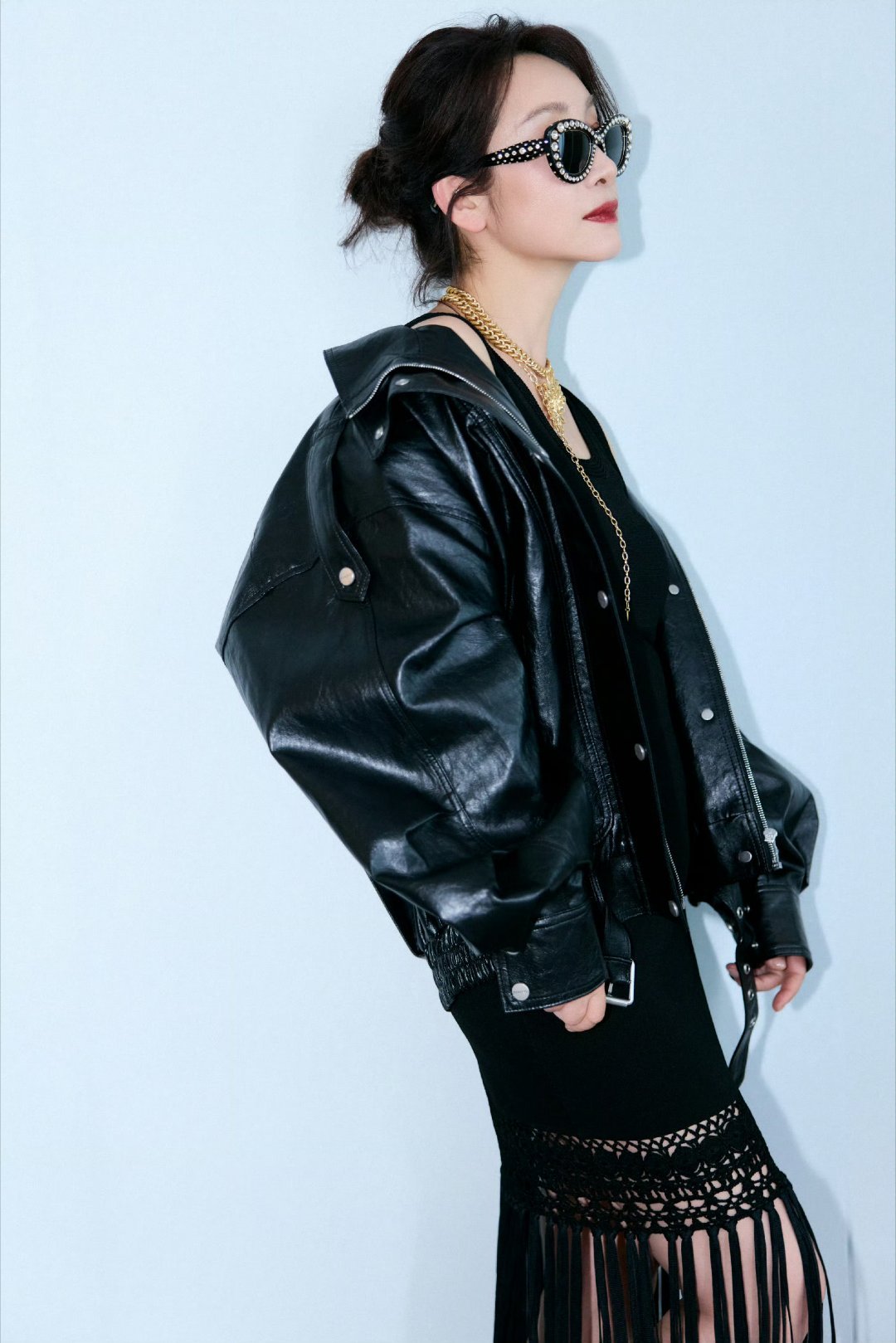 秦海璐摇滚转场变装 秦海璐也太会了！温柔胡春蓉一秒切换摇滚酷姐，气场全开鲨疯全场