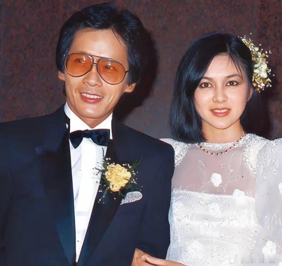 1982年，19岁的关之琳在丽晶酒店大办婚宴，新郎是37岁的王国旌 
