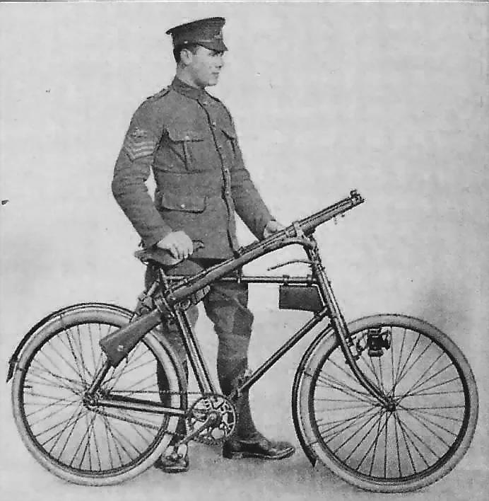 一战英军士兵与自行车，车上挂着李恩菲尔德步枪
