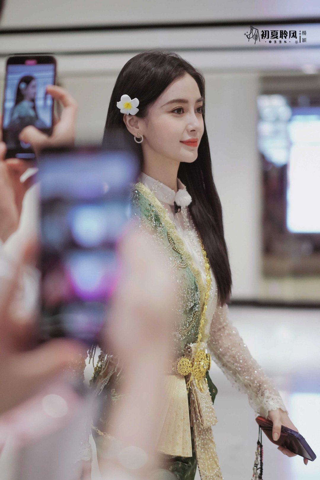 angelababy angelababy 像云追着风，不问所起；像雨贴着地，情