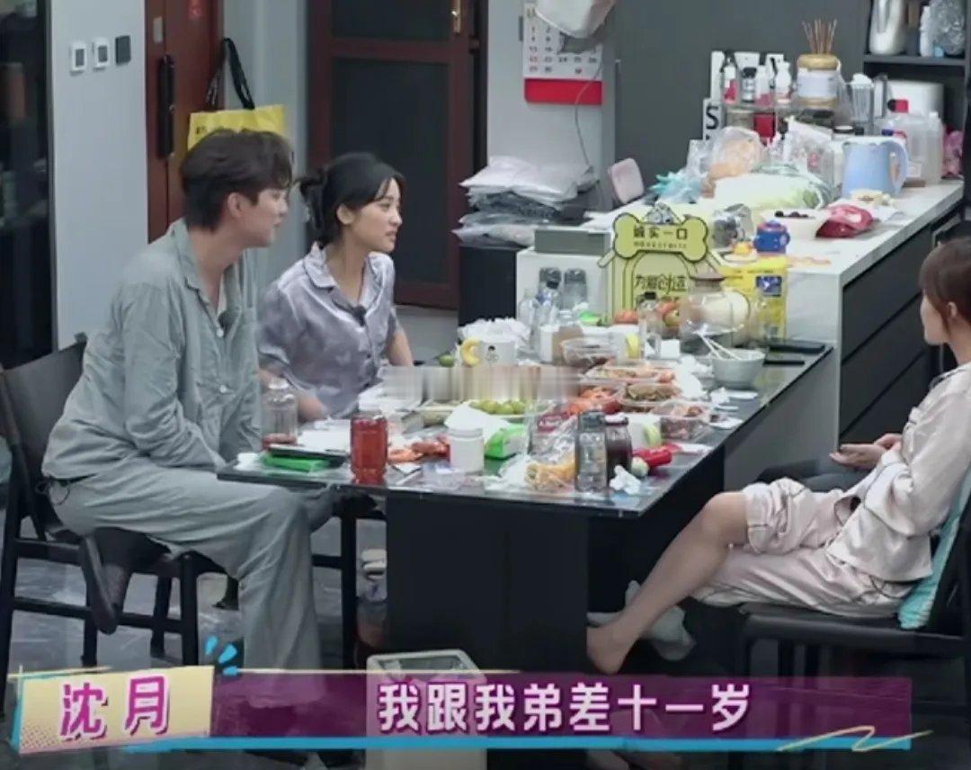 沈月跟弟弟相差十一岁，她不知道该怎么跟弟弟交流，沈月：“弟弟十几岁的时候，觉得整