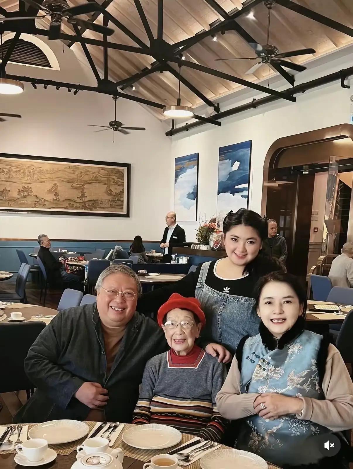胡慧中一家四口合照
实在是太亮眼了，就是有点显老，有点显胖，但是不妨碍她的光芒万