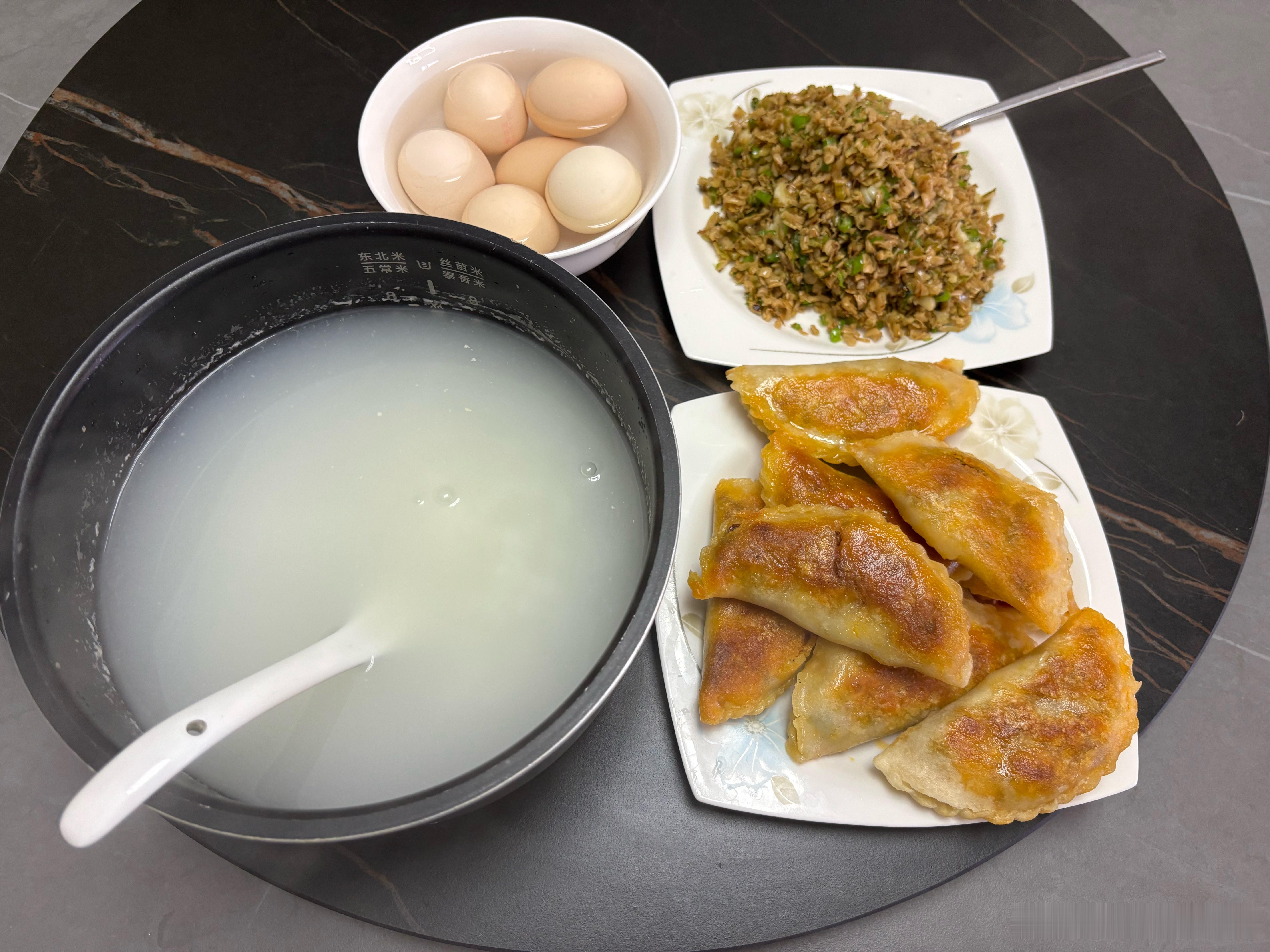 虾干鸡蛋米粿、青椒炒芥菜芯、鸡蛋、烤梅干菜饼、粥。 