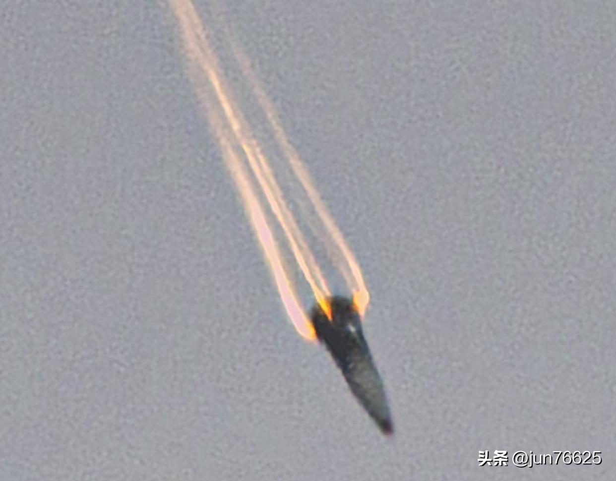 高速摄影机竟然拍下了伊朗导弹弹头落地前的高清照片！这也是迄今为止最清晰的照片。从