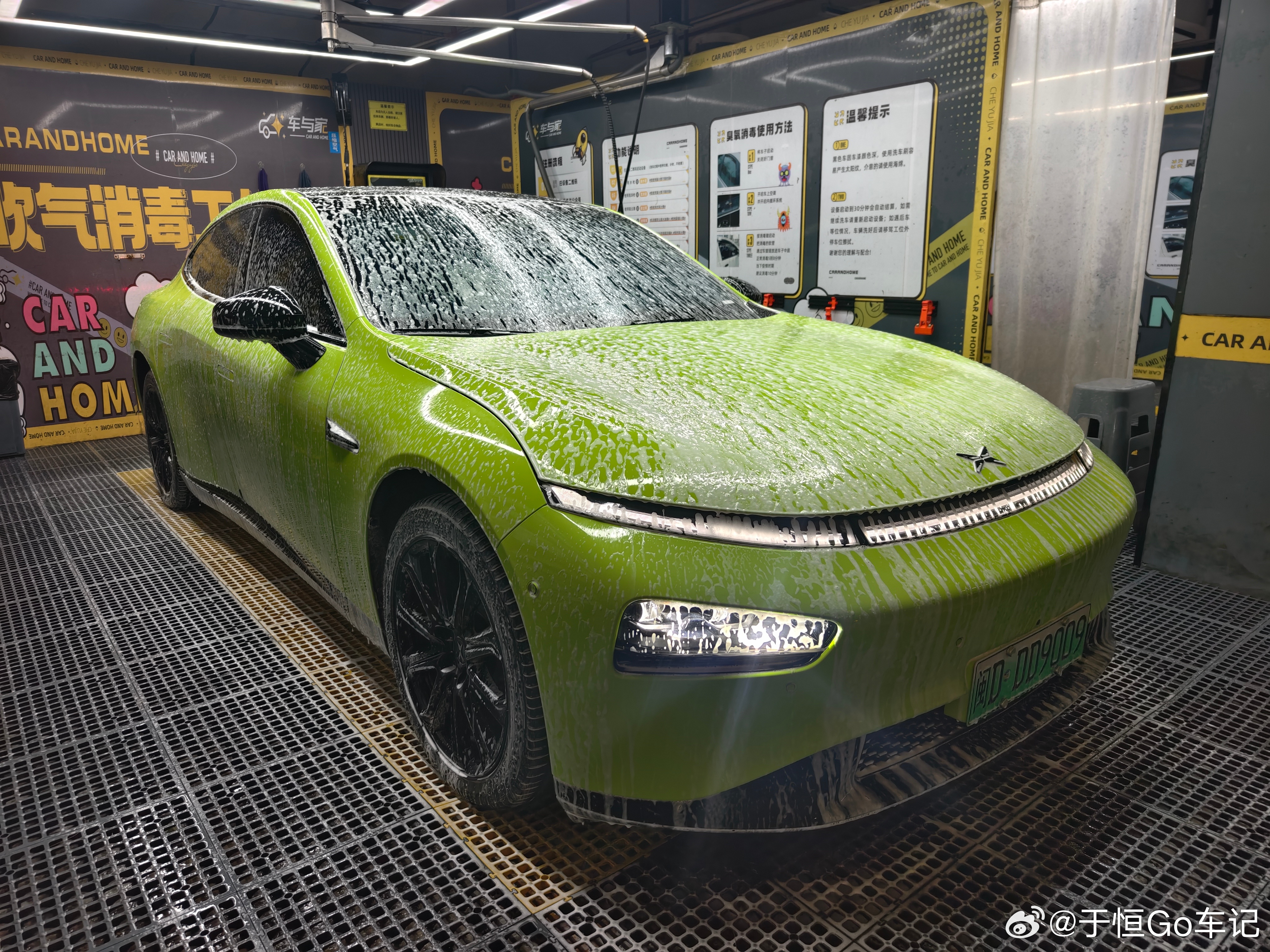 受不了，哪怕外面下雨我也要洗车脏的难受 