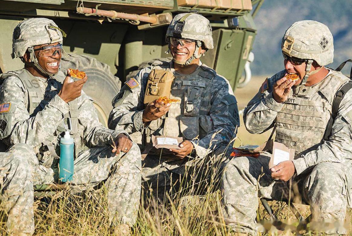 2014年美国科罗拉多州卡森堡军事基地的士兵正在试吃MRE（Meal Ready