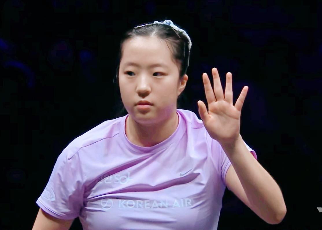 我去！王艺迪这突然断电，太吓人了！

前三局申裕斌想和大迪对对反手，
结果被虐了