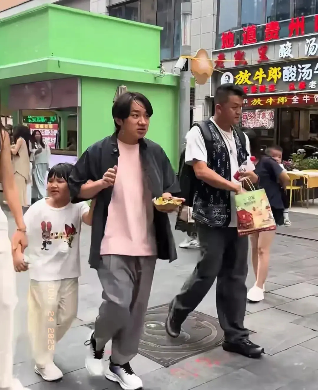 王祖蓝和家人到贵州旅游，李亚男穿衣打扮时尚，身材超好像模特儿，女儿长的像爸爸！ 