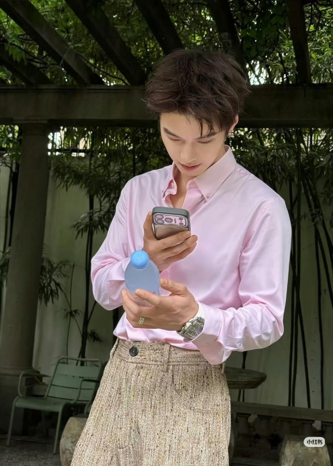 粉色的何与好温柔，依云矿泉水上印的是他小时候？ 