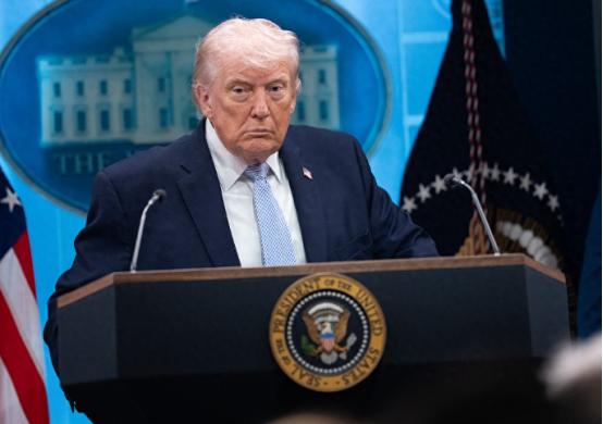 特朗普这老头又开始放飞自我了，在白宫开新闻发布会的时候，直接跟自己的盟友翻了脸，