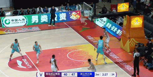 赵岩昊疑似发底线球被纪卓，就地抢断后上篮得分，王博的卫冕冠军磨合像郭士强

广厦