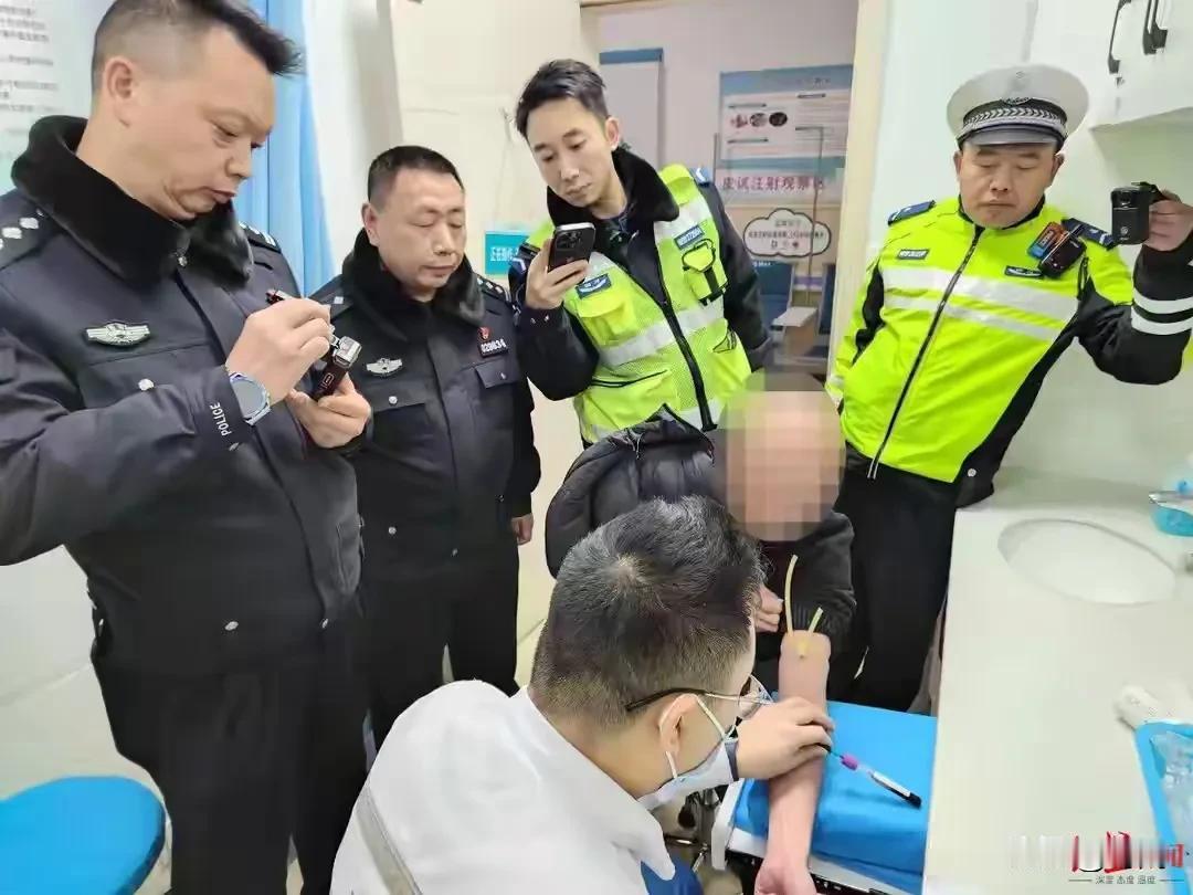 太嚣张了，网约车司机大白天醉酒后在马路上和教练车相撞。事发1月22日下午16时左