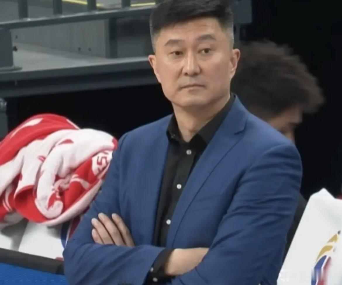 49:49！京粤半场杀红眼，季后赛顶级强度拉满

    CBA1/4决赛京粤大