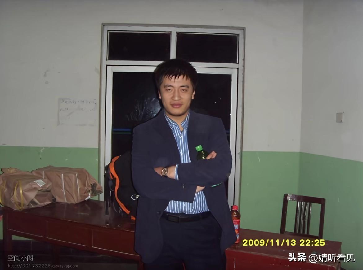 如今翻到张老师刚毕业时的青涩旧照，就懂了他当初为啥那么拼，想要闯出点名堂本就没错
