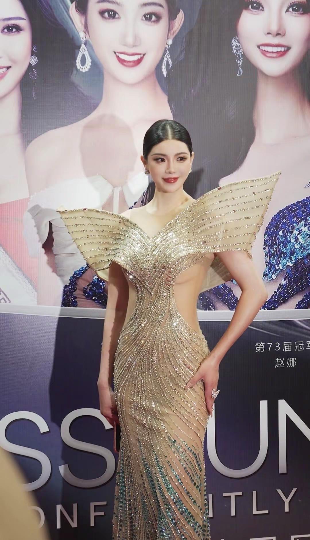 💃贾琪获环球小姐中国总冠军。贾琪摘得第71届环球小姐中国总冠军，这颜值真的太惊