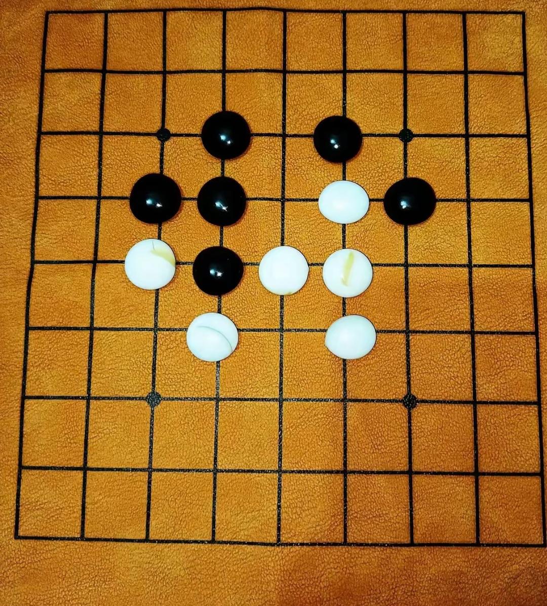 黑白棋子下得正热闹呢！这盘棋最后谁会赢呢？有高手能看出来吗？指点一下[作揖][捂