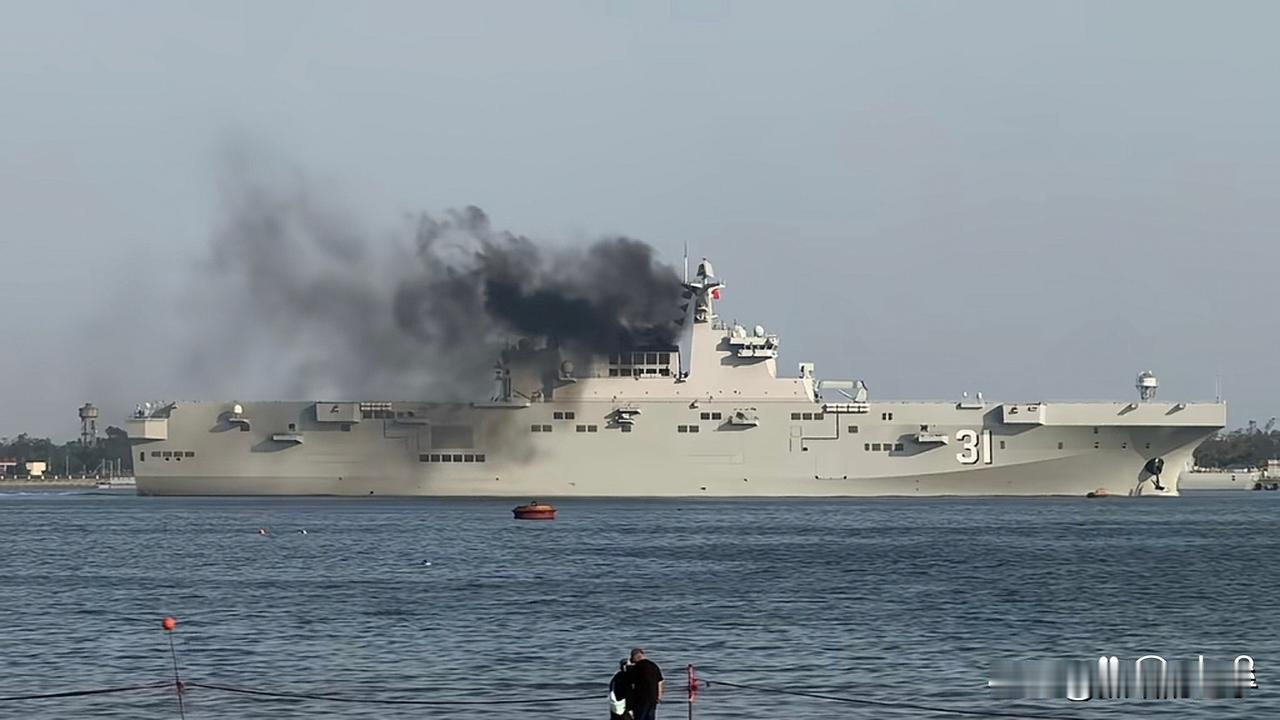 075在港口里启动发动机，准备出港执行任务。075用的是多台柴油机并联的系统动力