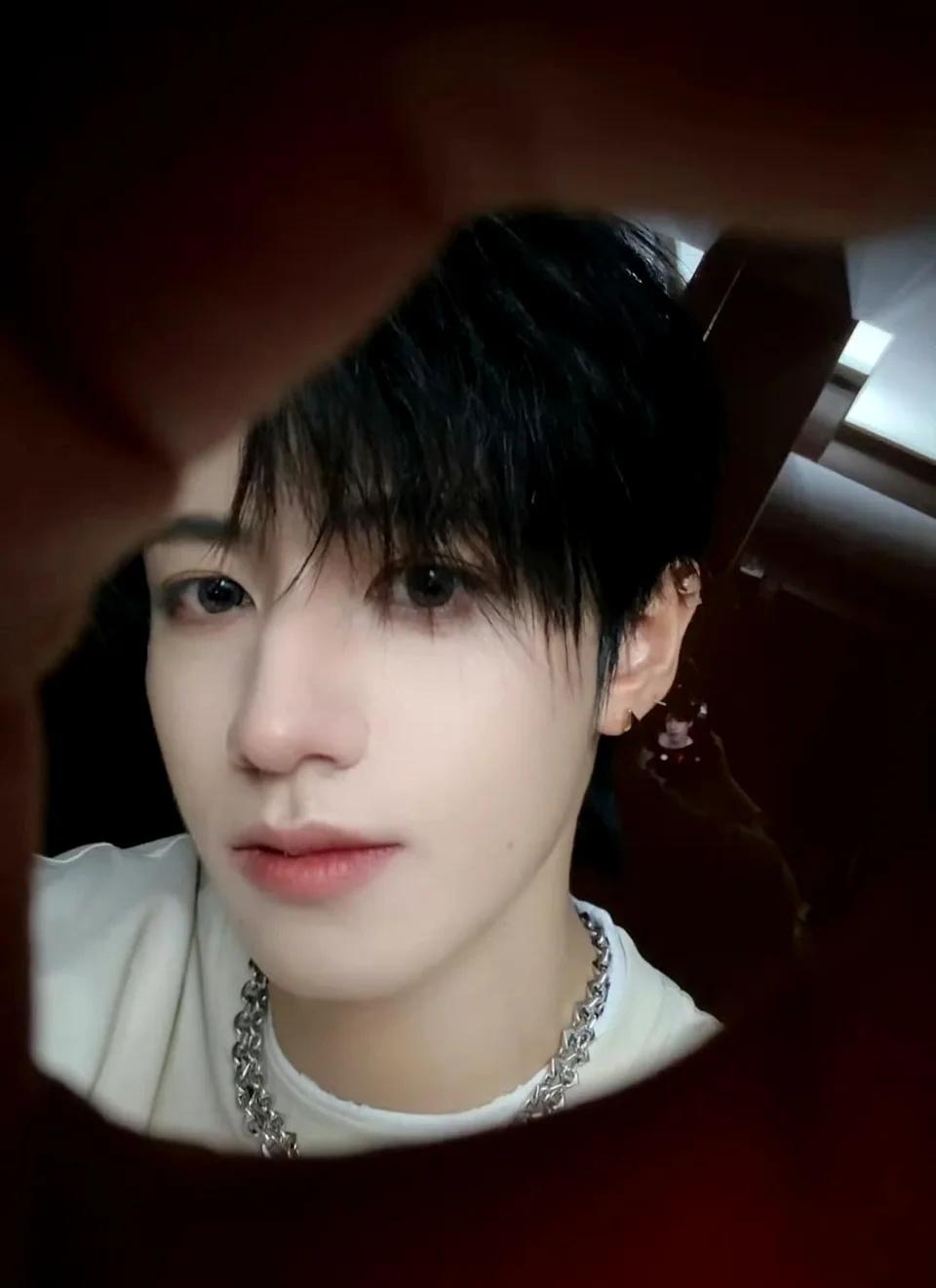 嗯，朱志鑫的颜值我一直都在磕呢。他真的长得就是硬帅的感觉。在TOP里面其实第一个